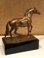 Лошадь бронза на фарфоровом постаменте